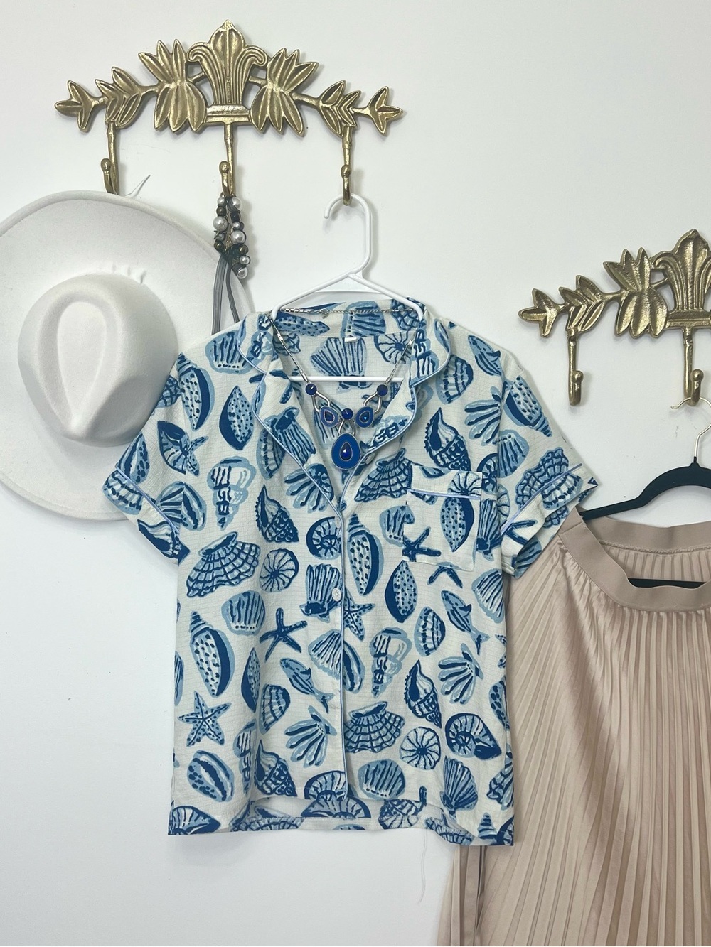 🐚Short sleeve seashell button down M